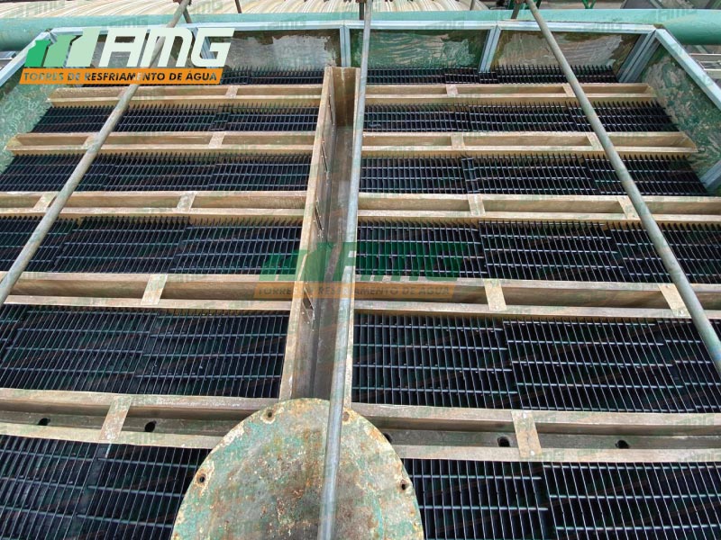 Water distribution channel for cooling tower
