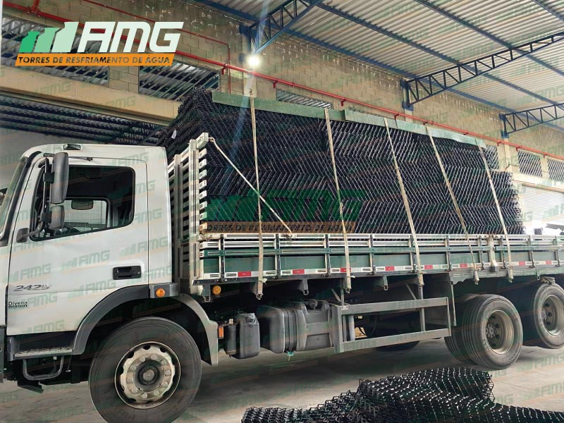 Llenado de la torre de enfriamiento de agua de Alpina