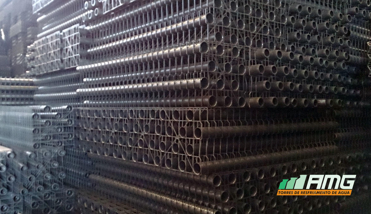 Relleno para torre de enfriamiento de agua contaminada o sucia. Stock AMG.