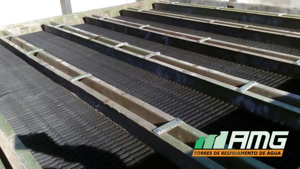 Instalación de los eliminadores de gotas en torre de enfriamiento