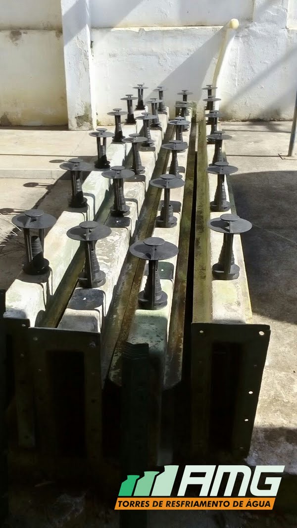 Instalación de las boquillas aspersores en torre de enfriamiento