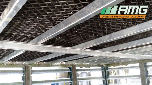 Instalación del relleno en torre de enfriamiento