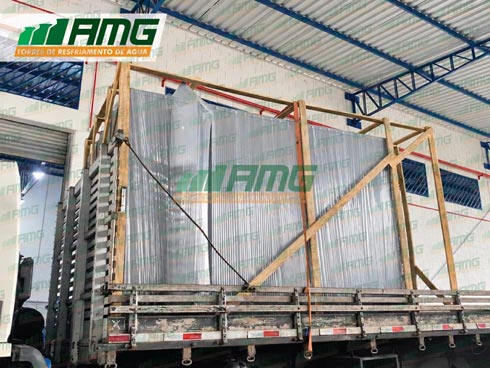Torre de resfriamento AMG 404/5 carregada em caminhão para transporte até indústria em Monte Mor SP